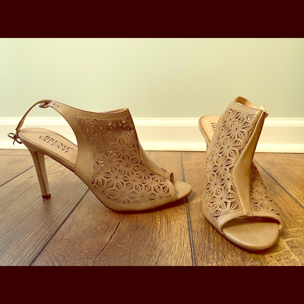 Brown heels with flower details